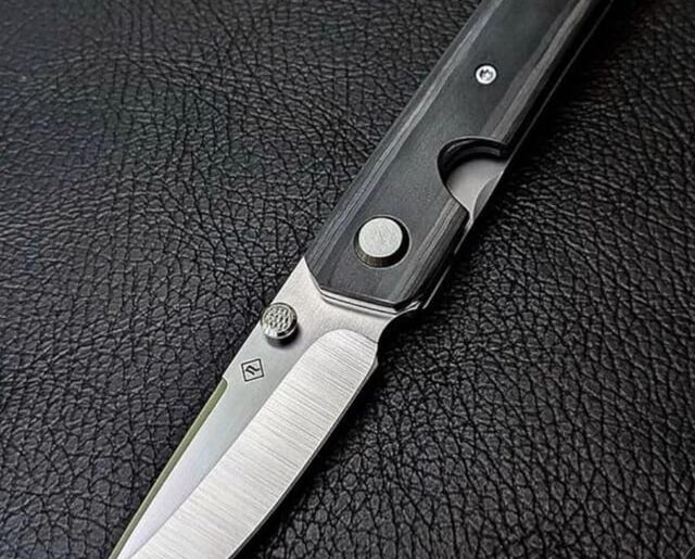 Can anyone identify the maker and knife?